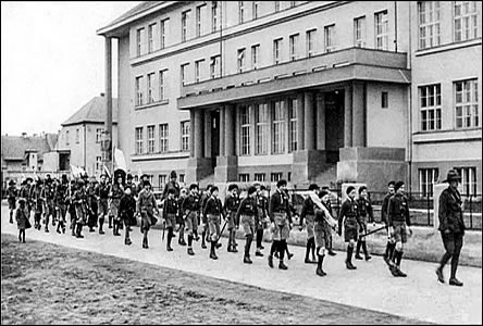 Skauti ped novou školou na Mírovém námstí 1. kvtna 1934.